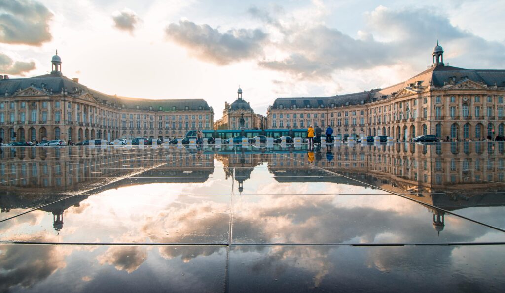 Vue panoramique de la place de Bordeaux, lieu idéal pour un EVJF en plein cœur de la ville.

