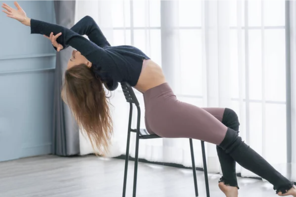 Femme réalisant une chorégraphie de chair dance pendant une activité EVJF à Bruxelles.