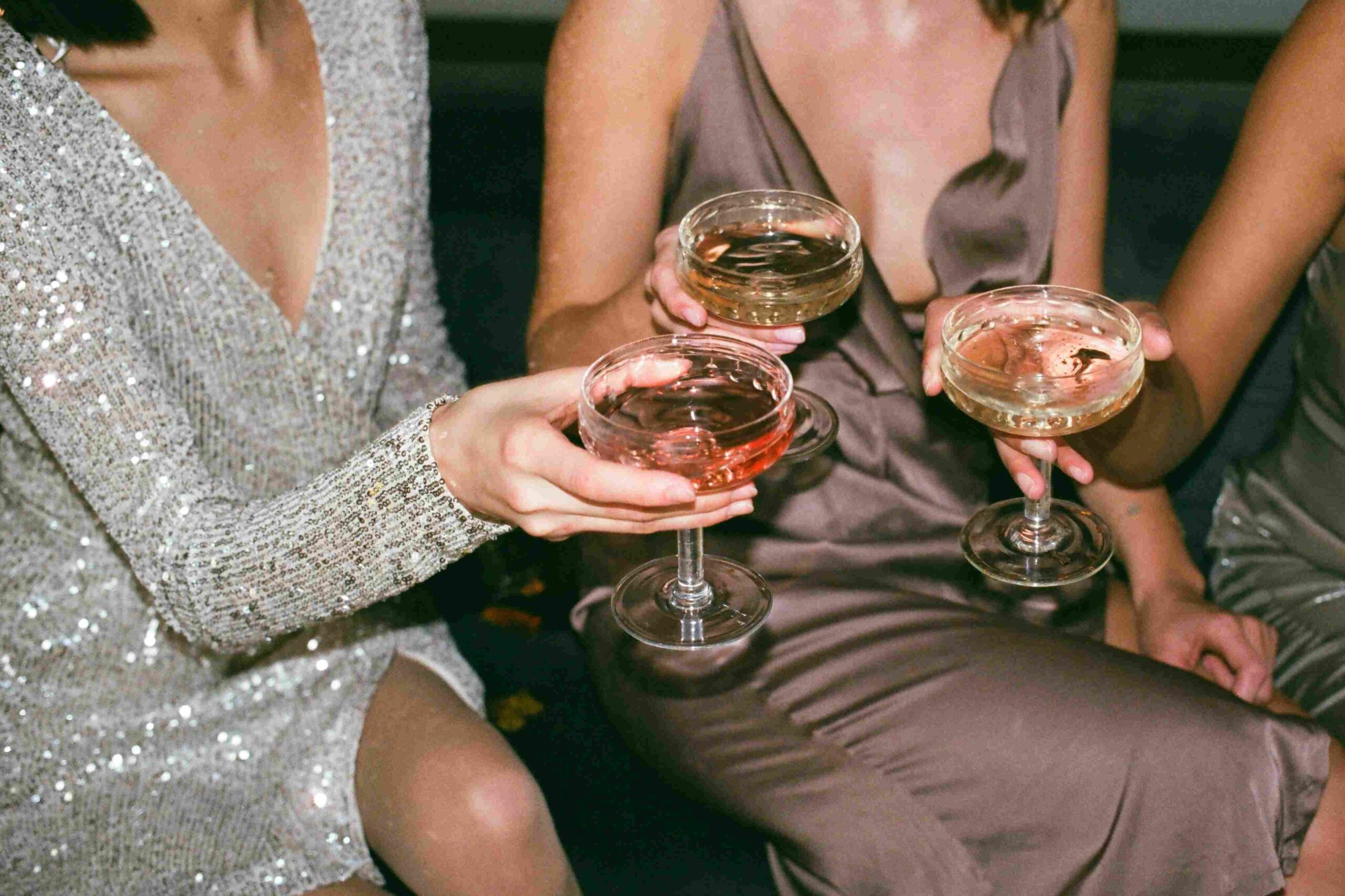 Groupe de femmes élégamment habillées profitant d’un dîner festif suivi d’une soirée dansante pour un EVJF.