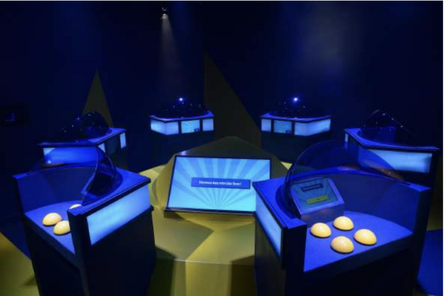 Plateau de jeu TV immersif à Bordeaux avec pupitres lumineux et ambiance de studio télévisé.