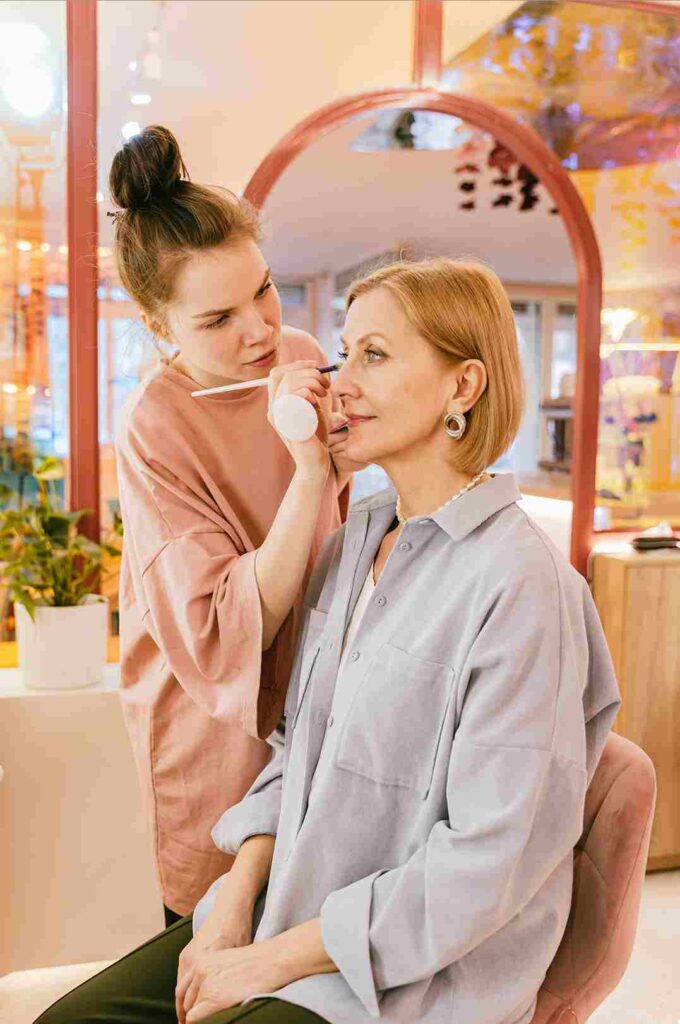 Future mariée maquillée par une professionnelle lors d’un atelier beauté EVJF à Bordeaux.