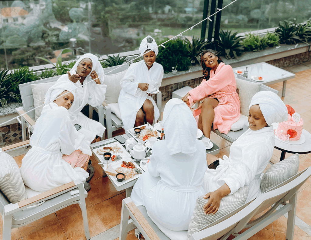 SPA Bordeaux Groupe de jeunes femmes en peignoir profitant d’une séance spa lors d’un EVJF à Bordeaux, dans un espace bien-être avec jacuzzi et hammam.
