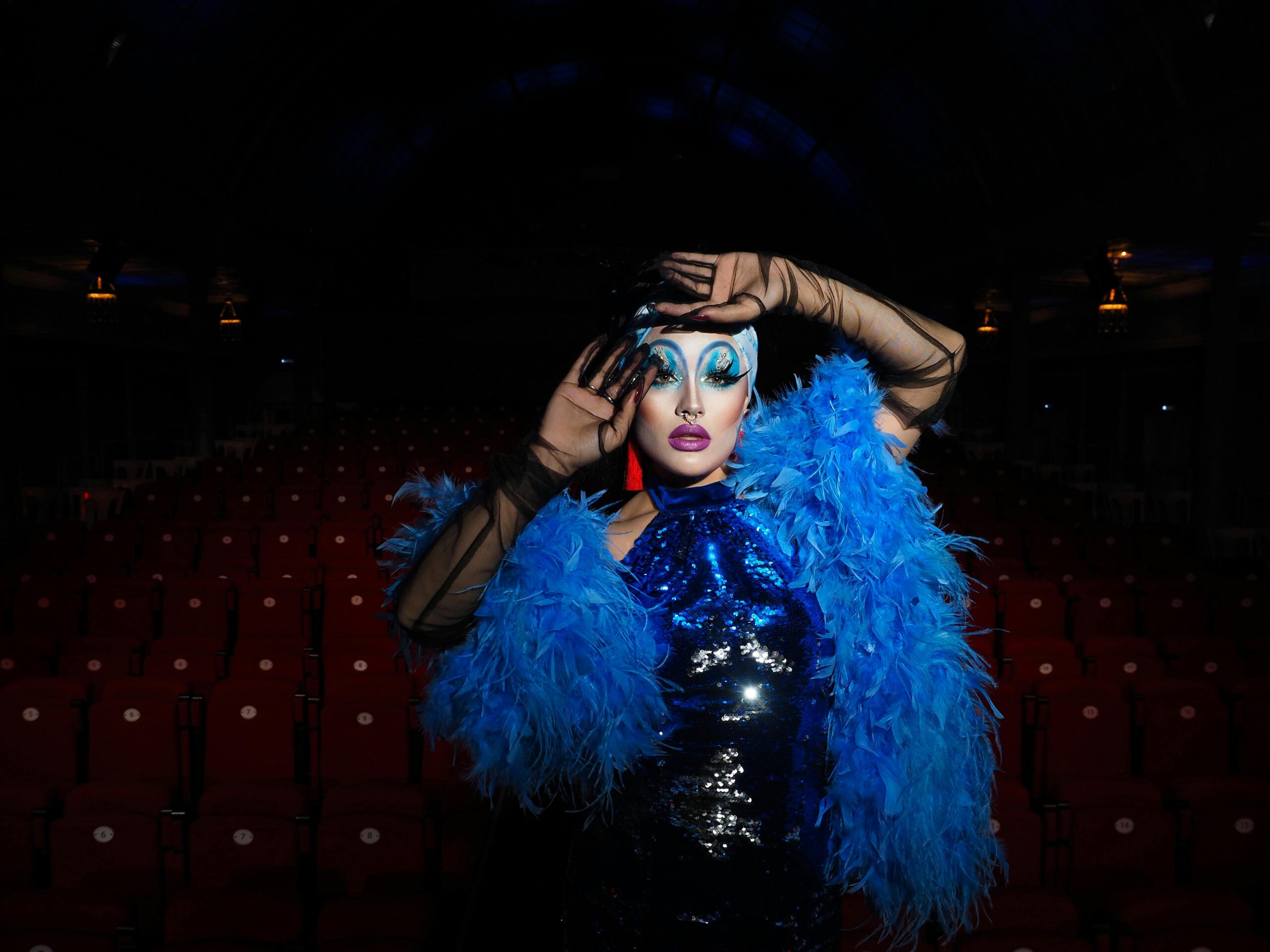 Soirée EVJF à Lyon dans un cabaret – dîner spectacle festif et ambiance glamour entre amies