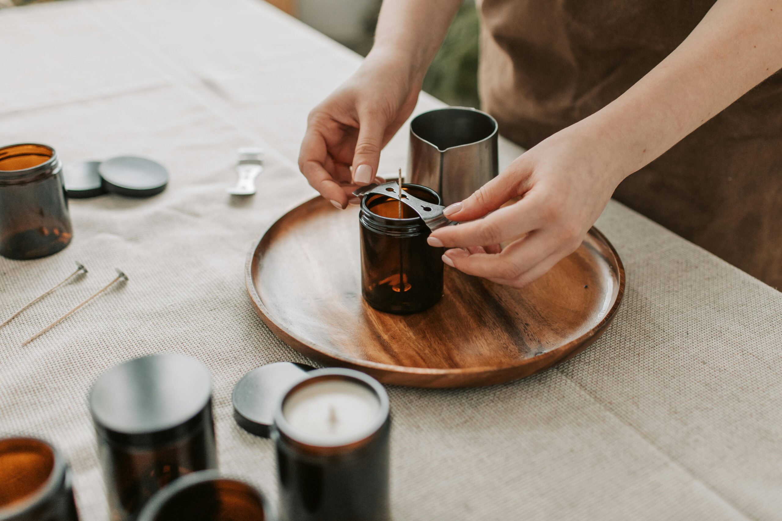 Groupe de participantes en train de créer des bougies artisanales pendant un atelier EVJF.