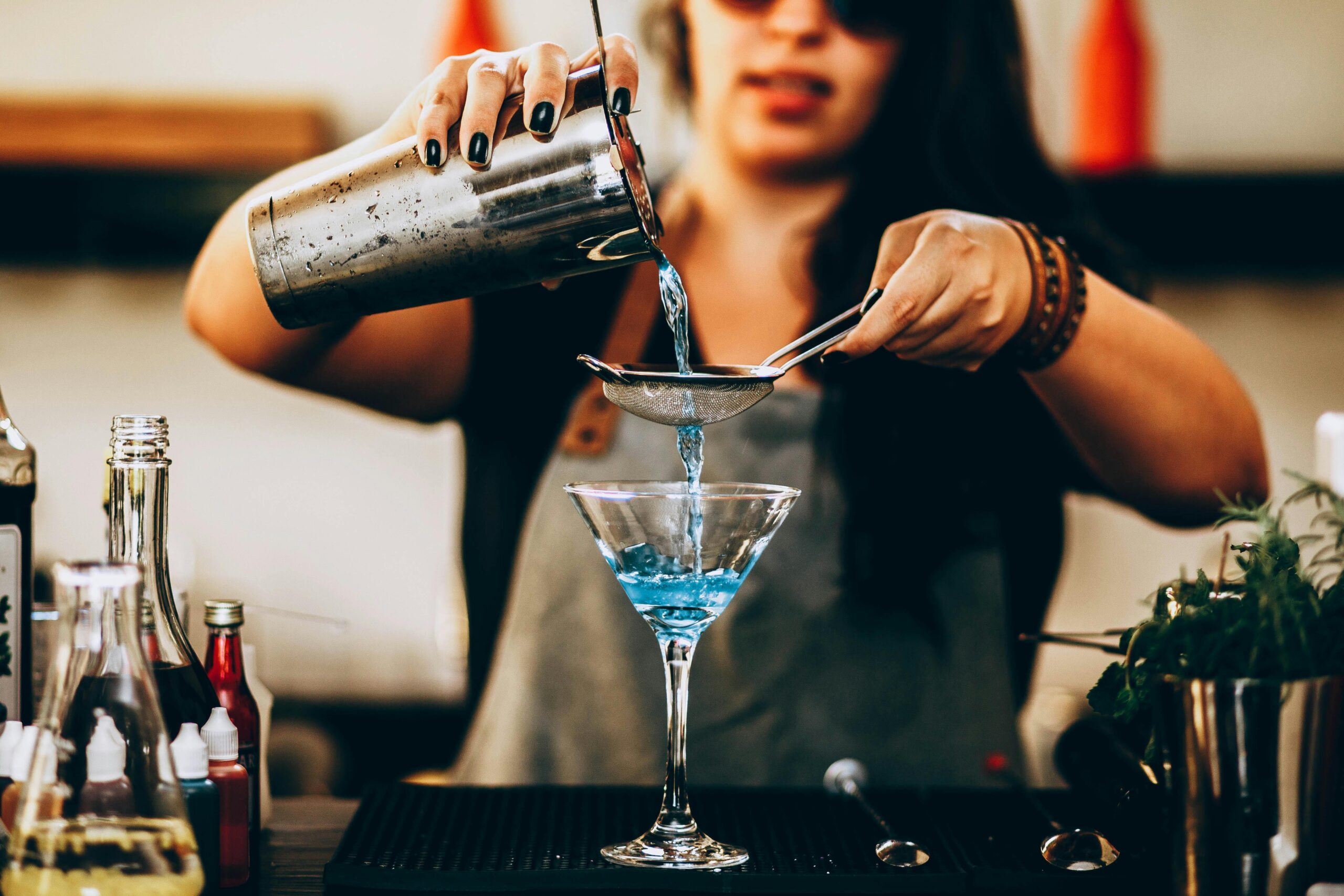 Atelier cocktail EVJF à Lyon – animation mixologie festive entre amies