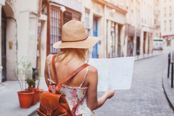Femmes en pleine chasse au trésor dans les rues de Bordeaux, carte en main et sourires aux lèvres lors d’un EVJF.