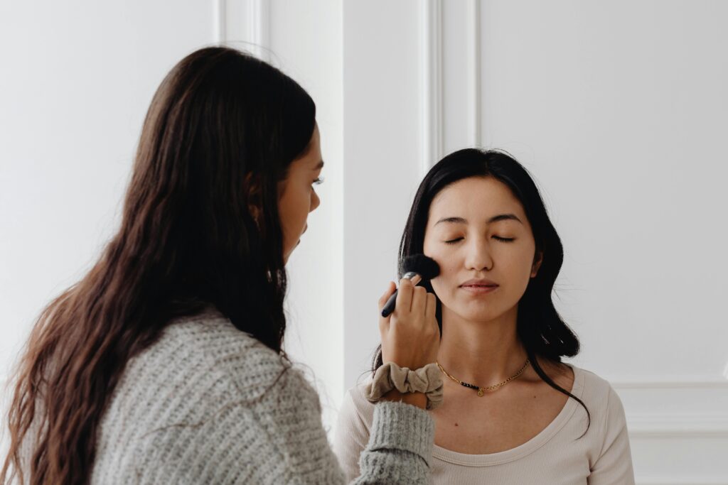 Atelier maquillage EVJF à Montpellier animé par une maquilleuse professionnelle, avec des participantes prenant des conseils beauté.