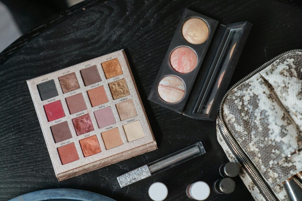 Table de maquillage lors d’un atelier beauté à Lyon – produits cosmétiques professionnels et accessoires