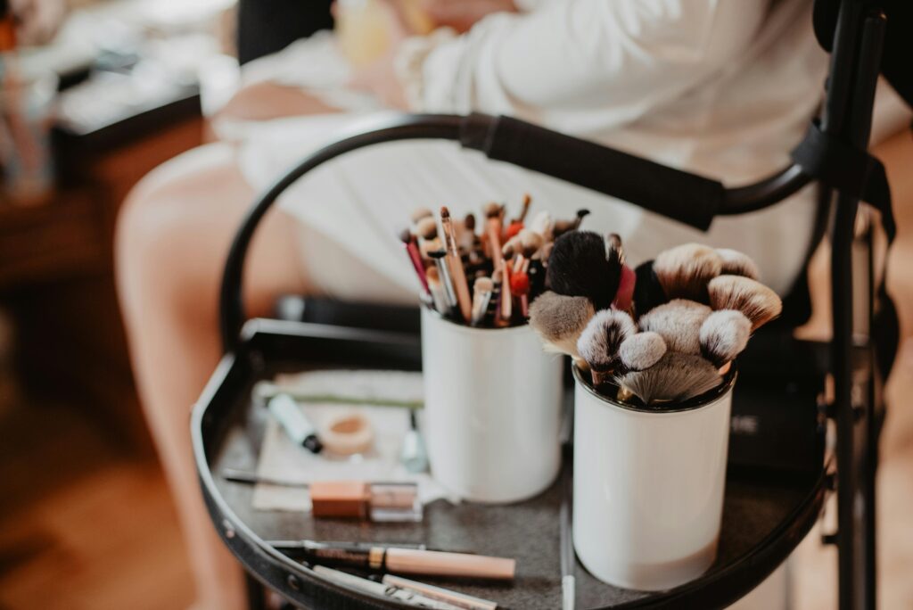 Table remplie de produits de maquillage pour un atelier mise en beauté et conseils lors d’un EVJF à Bordeaux.