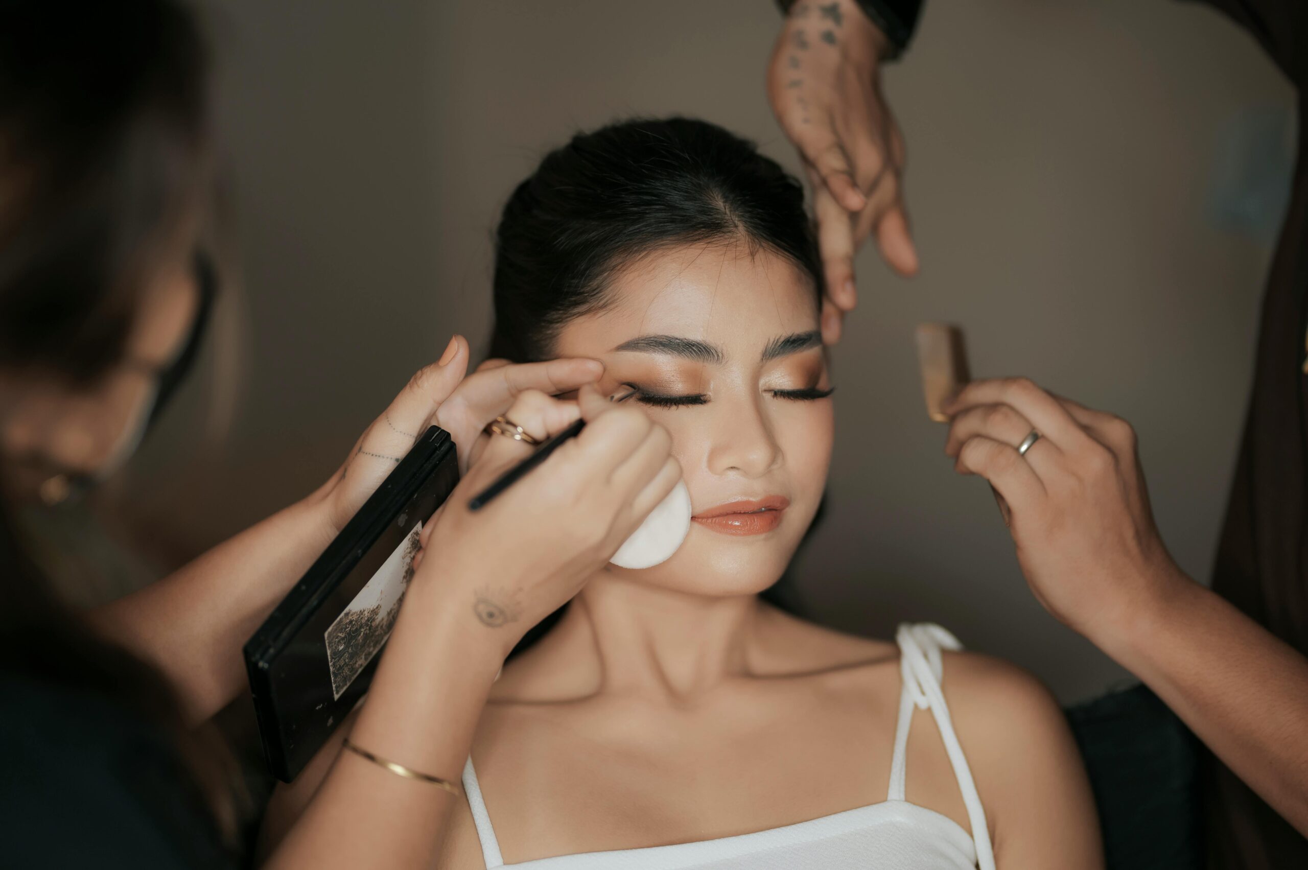 mise en beauté et conseil Montpellier Atelier maquillage EVJF à Montpellier animé par une maquilleuse professionnelle, avec des participantes prenant des conseils beauté.