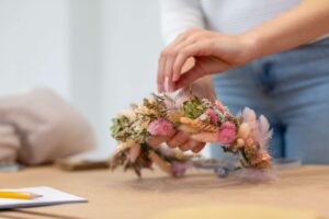 Détail de fleurs fraîches et séchées utilisées pour un atelier couronne EVJF à Arcachon