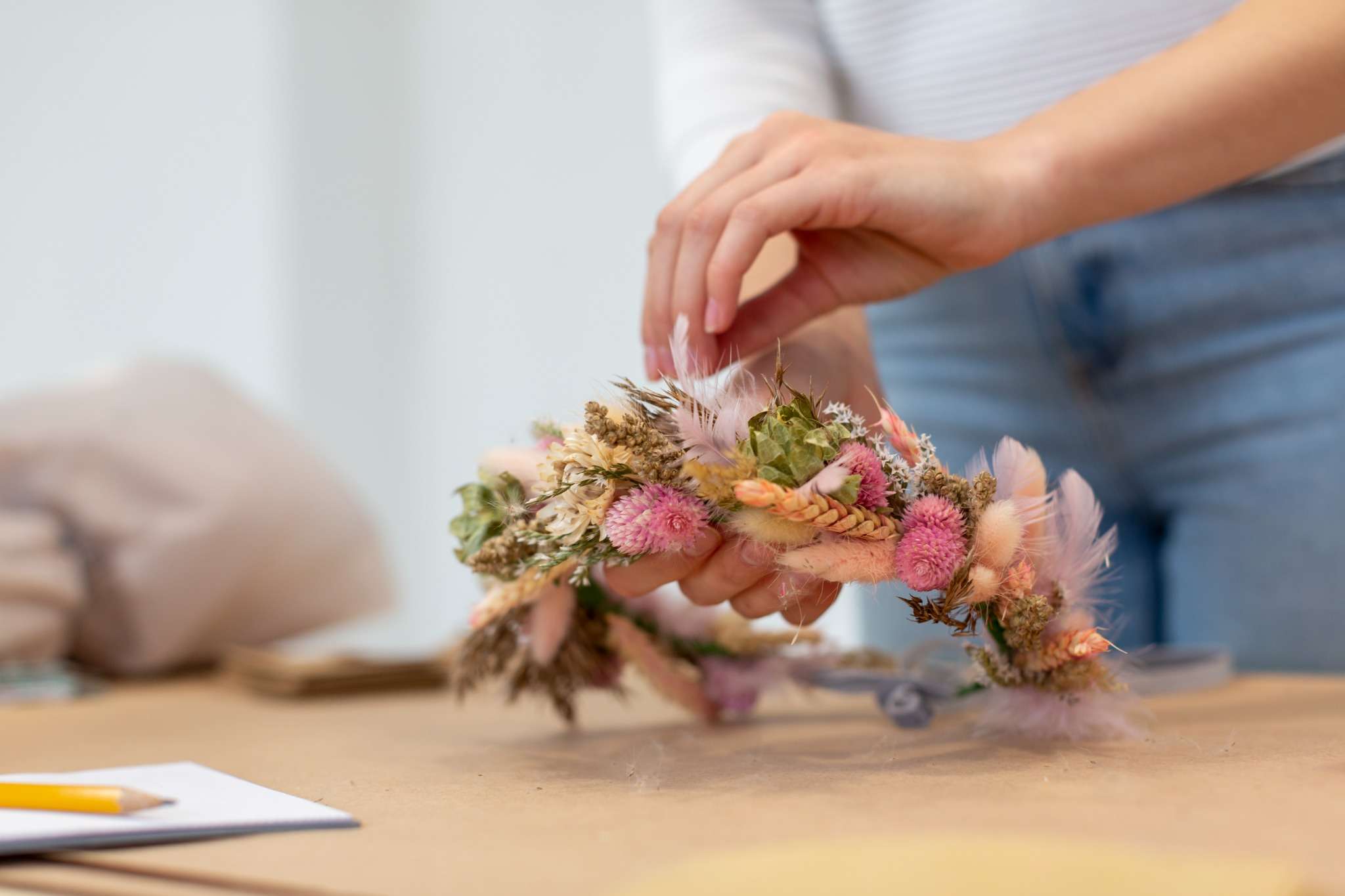 Détail de fleurs fraîches et séchées utilisées pour un atelier couronne EVJF à Arcachon