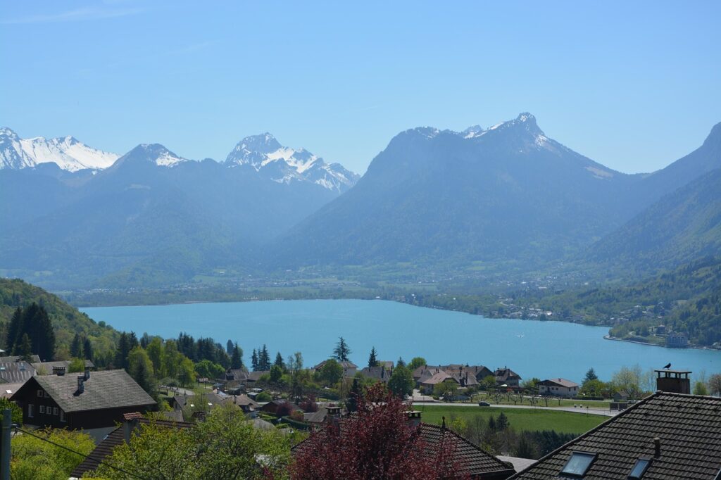 Activité Koh Bride EVJF à Annecy, défi ludique inspiré de Koh Lanta pour enterrement de vie de jeune fille.