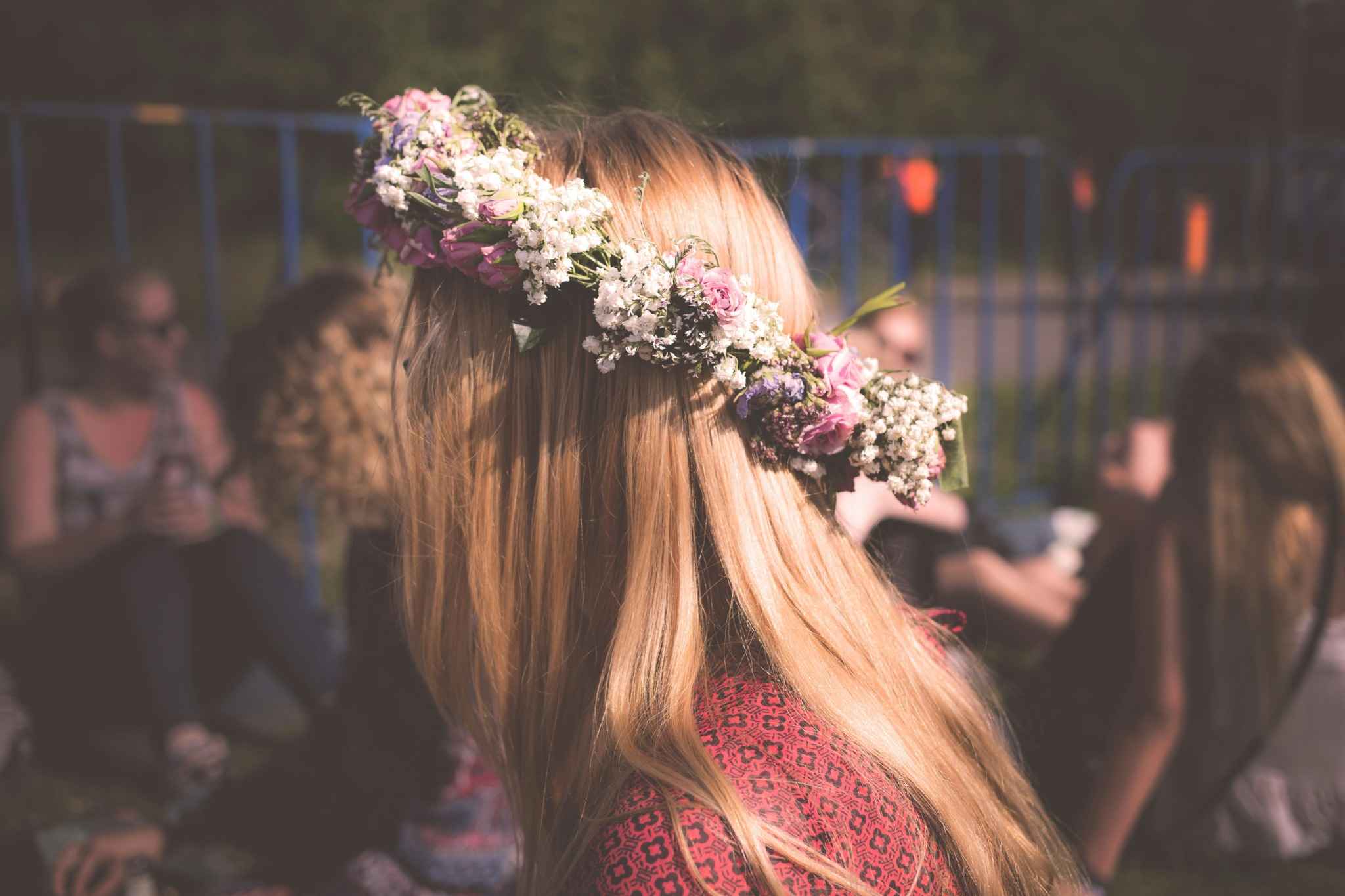 Jeune femme portant une couronne de fleurs lors d’un atelier floral à Deauville