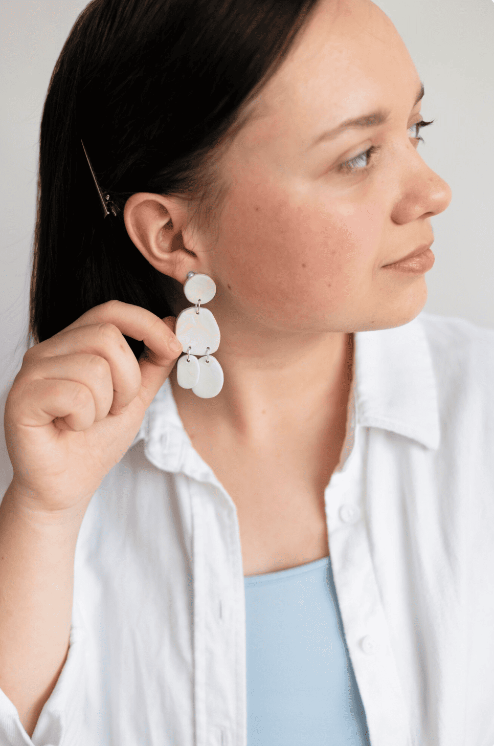 Boucle d’oreille artisanale en pâte Fimo créée lors d’un atelier EVJF à Strasbourg, design coloré et fait main