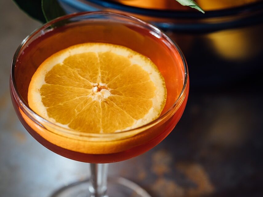 Shaker, ingrédients frais et verres colorés sur un comptoir lors d’un atelier cocktail à Deauville

