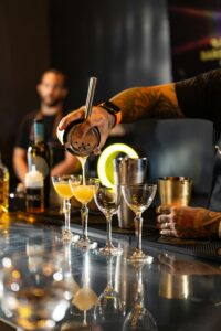 Atelier cocktail EVJF à Strasbourg, initiation à la mixologie dans une ambiance festive entre amies