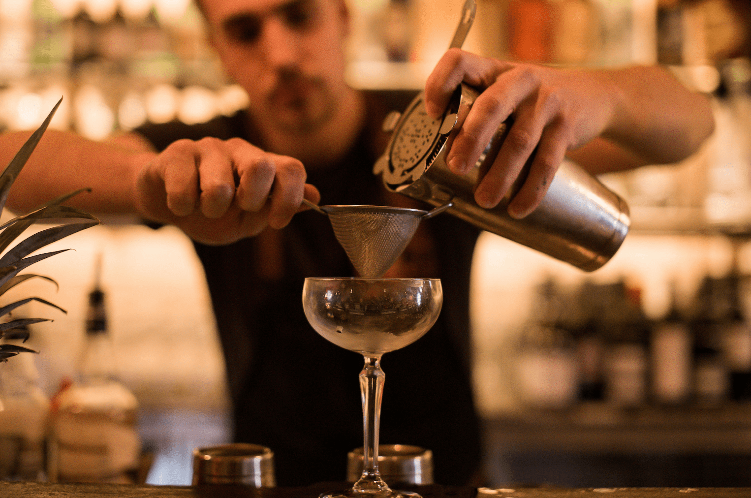 Atelier cocktail EVJF à Toulouse – préparation de cocktails entre amies