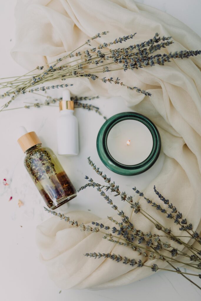 Atelier cosmétique EVJF à Deauville avec un groupe de filles créant leurs propres soins naturels dans une ambiance conviviale.