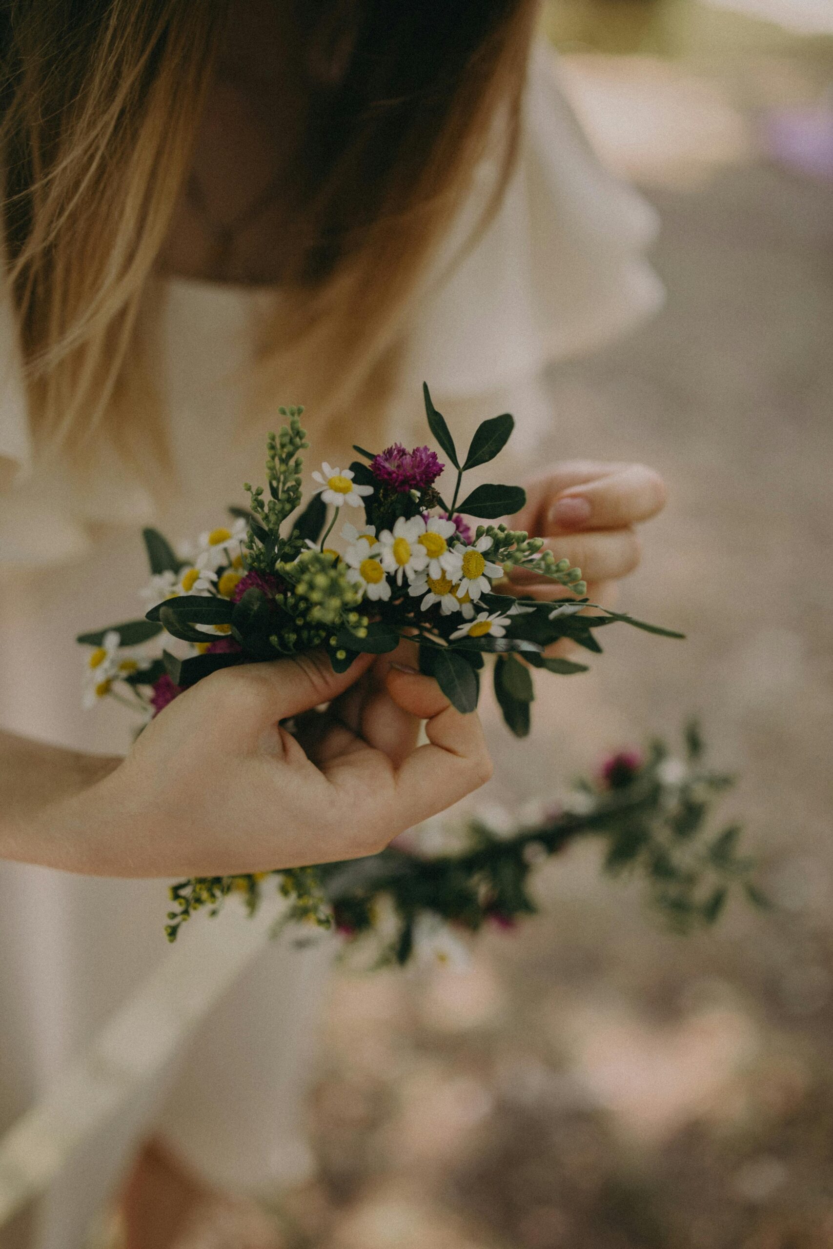 Atelier couronne de fleurs EVJF à Arcachon en extérieur avec des participantes en pleine création florale