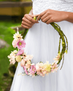 Couronne de fleurs fraîches et colorées réalisée lors d’un atelier création de couronnes pour un enterrement de vie de jeune fille