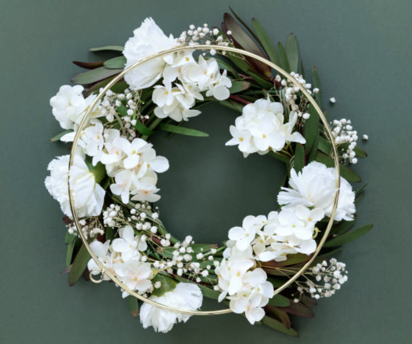 Atelier de création de couronnes de fleurs pour EVJF à Lyon, moment créatif et féminin entre amies