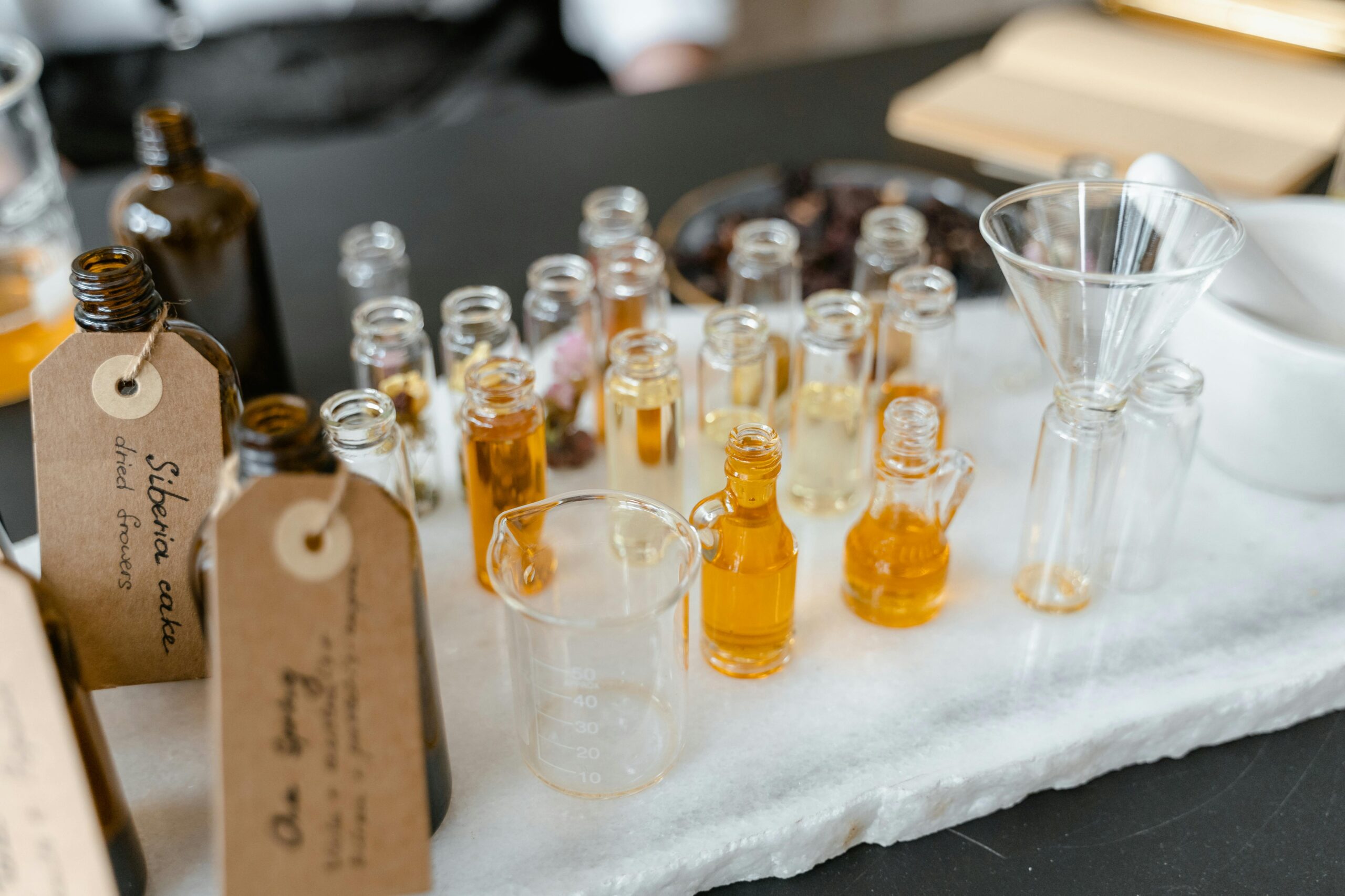 Atelier création de parfum EVJF à Toulouse – future mariée et amies en pleine composition