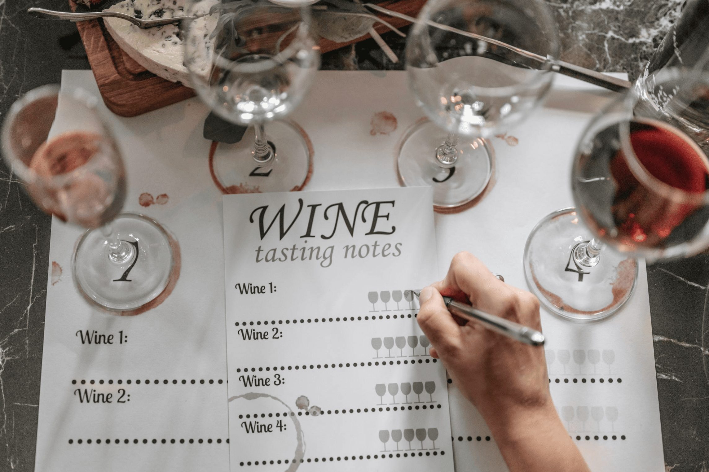 EVJF à Bordeaux autour d’un atelier vin et fromages – groupe de femmes dégustant vins locaux et spécialités régionales.