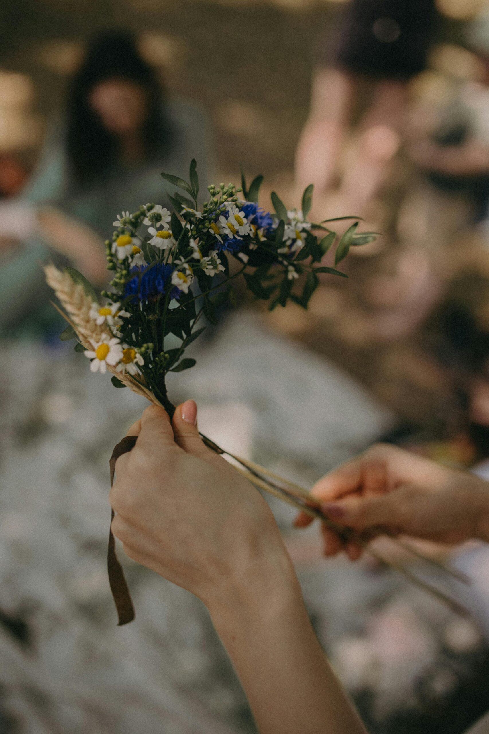 Couronnes de fleurs en cours de création lors d’un atelier EVJF à Arcachon