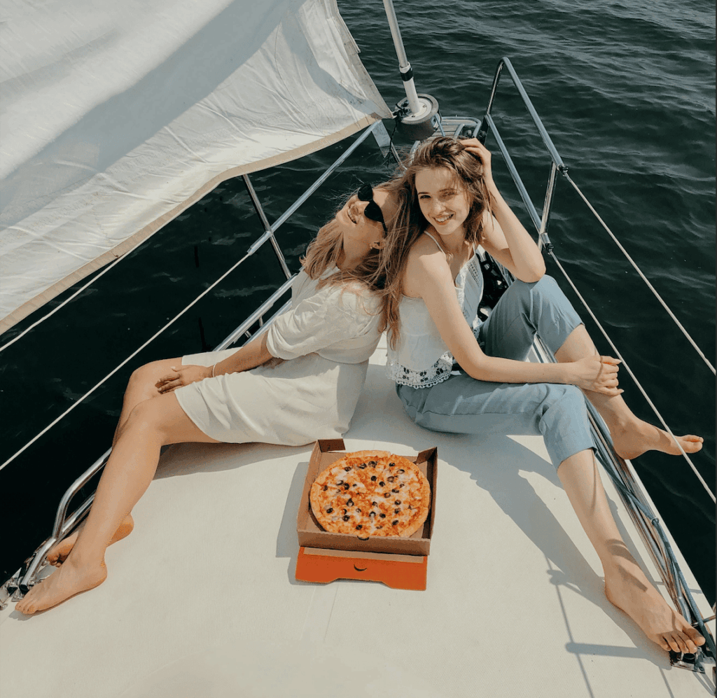 Balade en bateau privatisé EVJF à Strasbourg, apéro entre amies sur l’eau.