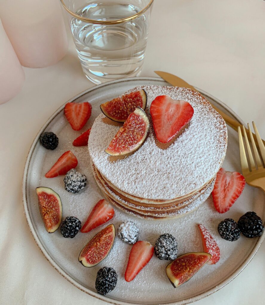Pancake moelleux servi lors d’un Secret Brunch EVJF à Annecy, dans un cadre girly et fleuri