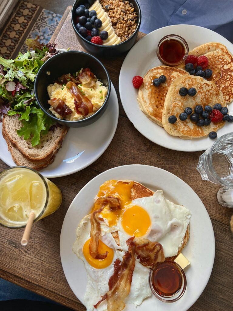 Brunch EVJF à Bruxelles : la future mariée et ses amies profitent d’un moment gourmand et convivial autour d’une table décorée avec soin.