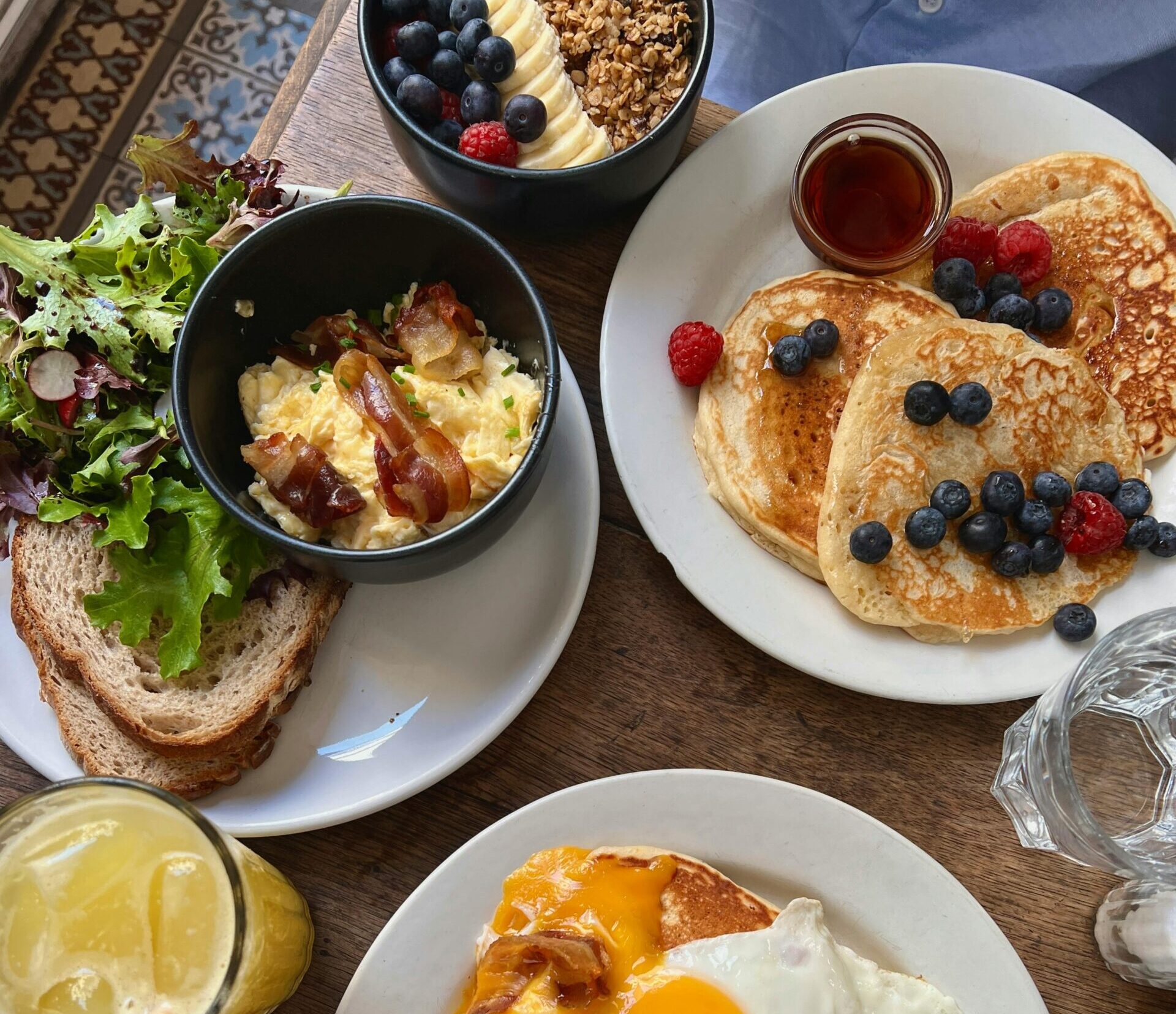 Brunch EVJF à Bruxelles : la future mariée et ses amies profitent d’un moment gourmand et convivial autour d’une table décorée avec soin.