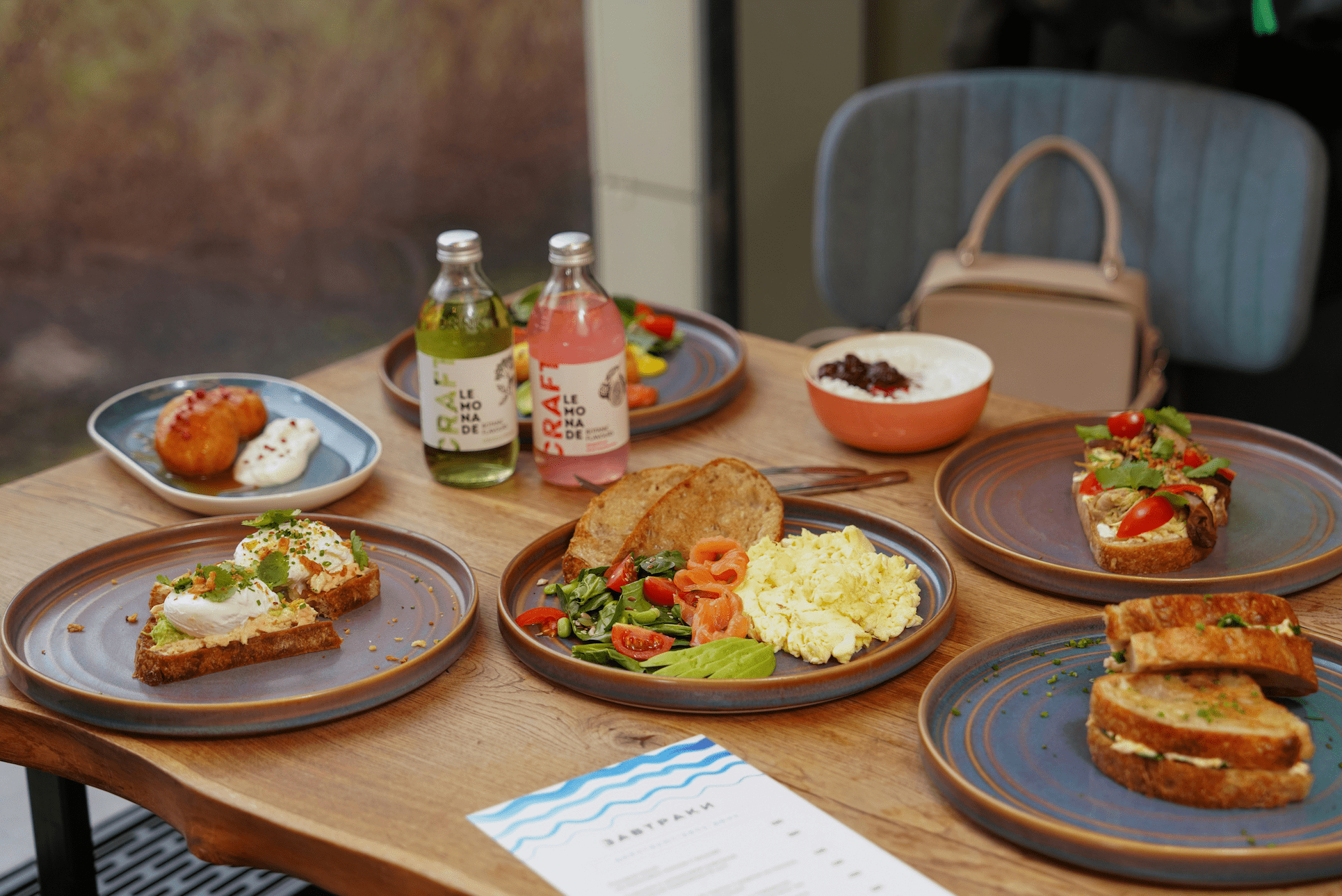 Brunch EVJF à Toulouse – table garnie et ambiance détendue entre amies