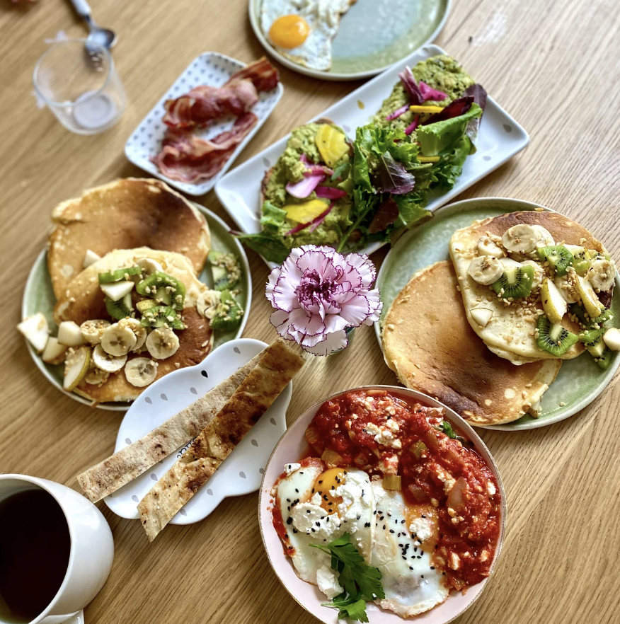 Brunch gourmand et convivial pour un EVJF à Strasbourg, entre rires et douceur entre amies.