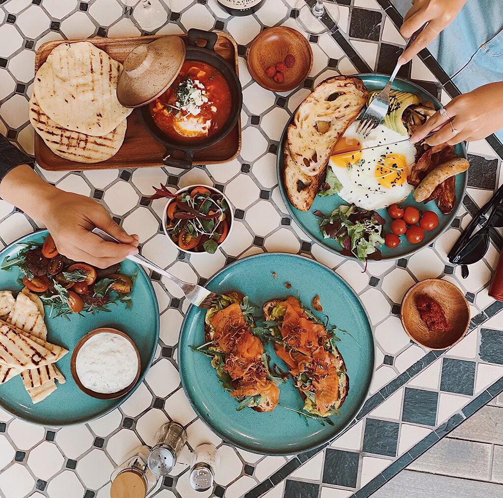 Brunch convivial entre amies pour un EVJF à Lyon, ambiance chic et détendue