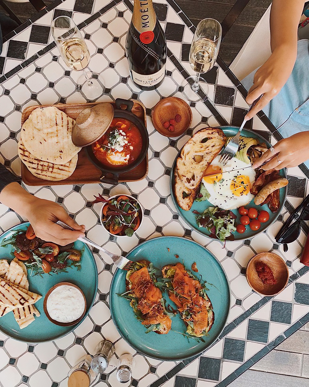 Brunch convivial entre amies pour un EVJF à Lyon, ambiance chic et détendue