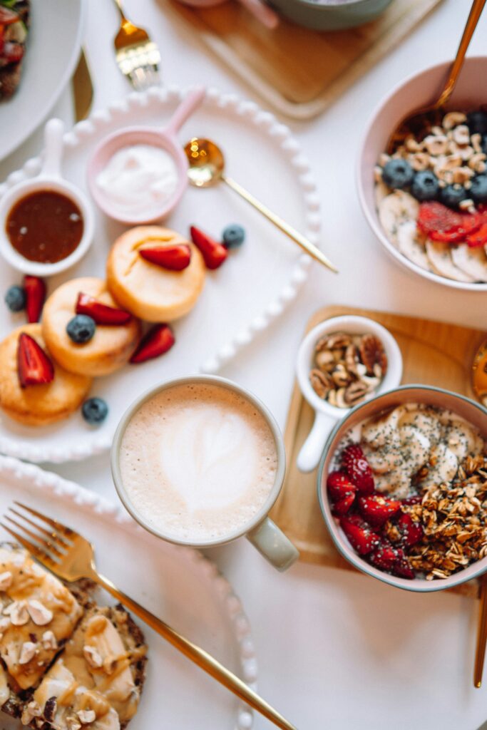 Brunch EVJF à Annecy avec pancakes, boissons fraîches et ambiance girly