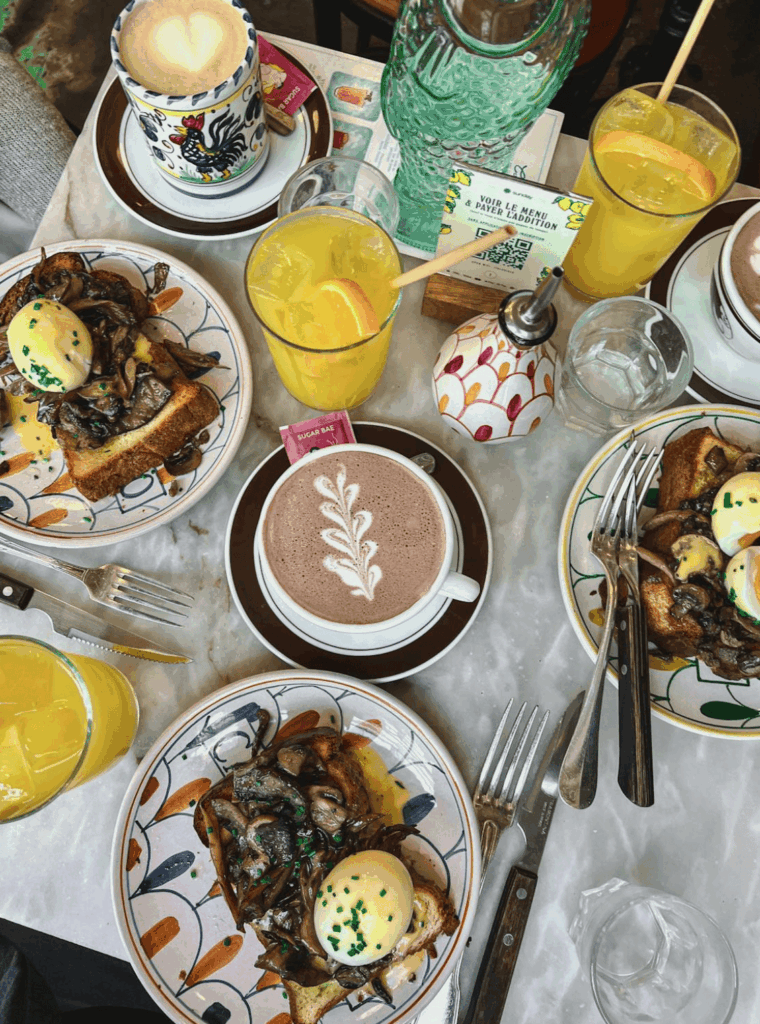 Brunch entre amies à Strasbourg lors d’un EVJF avec assiettes gourmandes, boissons fraîches et ambiance conviviale en terrasse.