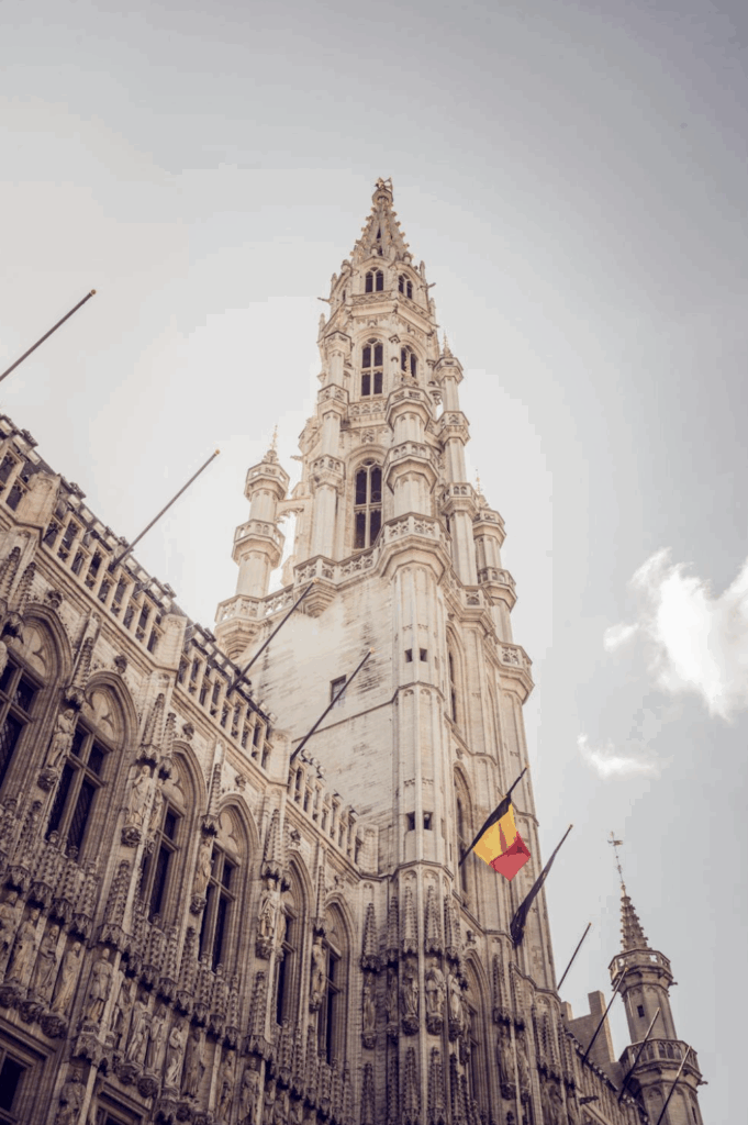Cathédrale de Bruxelles, étape culturelle du jeu EVJF Trésor de la Mariée, cadre majestueux d’une énigme en extérieur