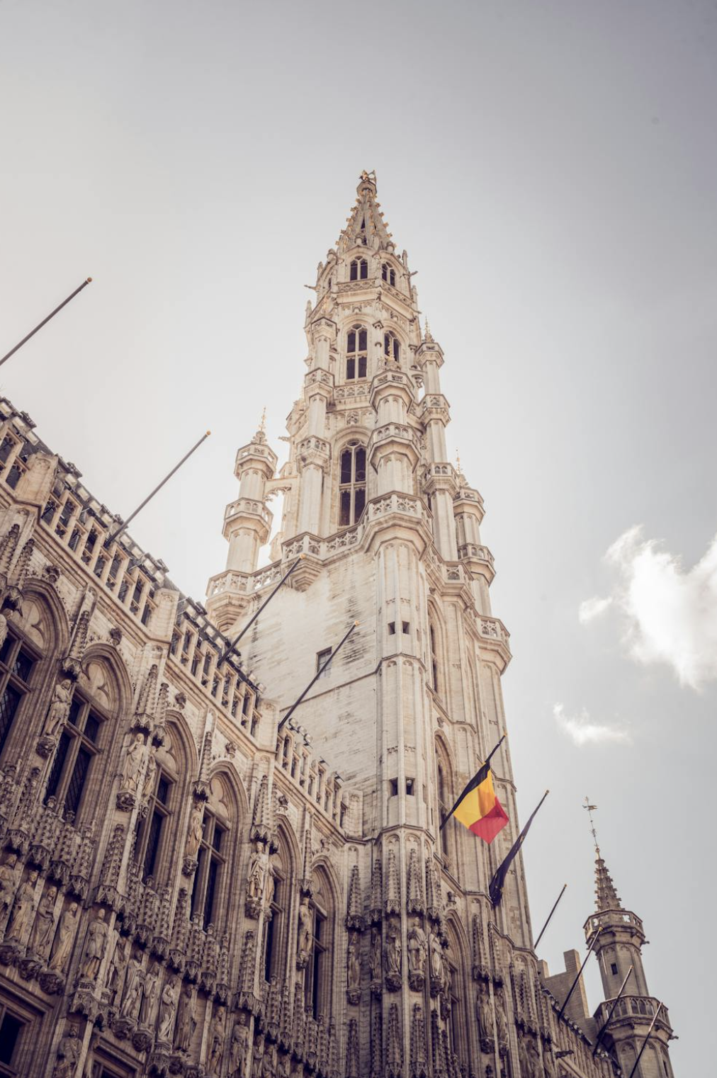 Cathédrale de Bruxelles, étape culturelle du jeu EVJF Trésor de la Mariée, cadre majestueux d’une énigme en extérieur