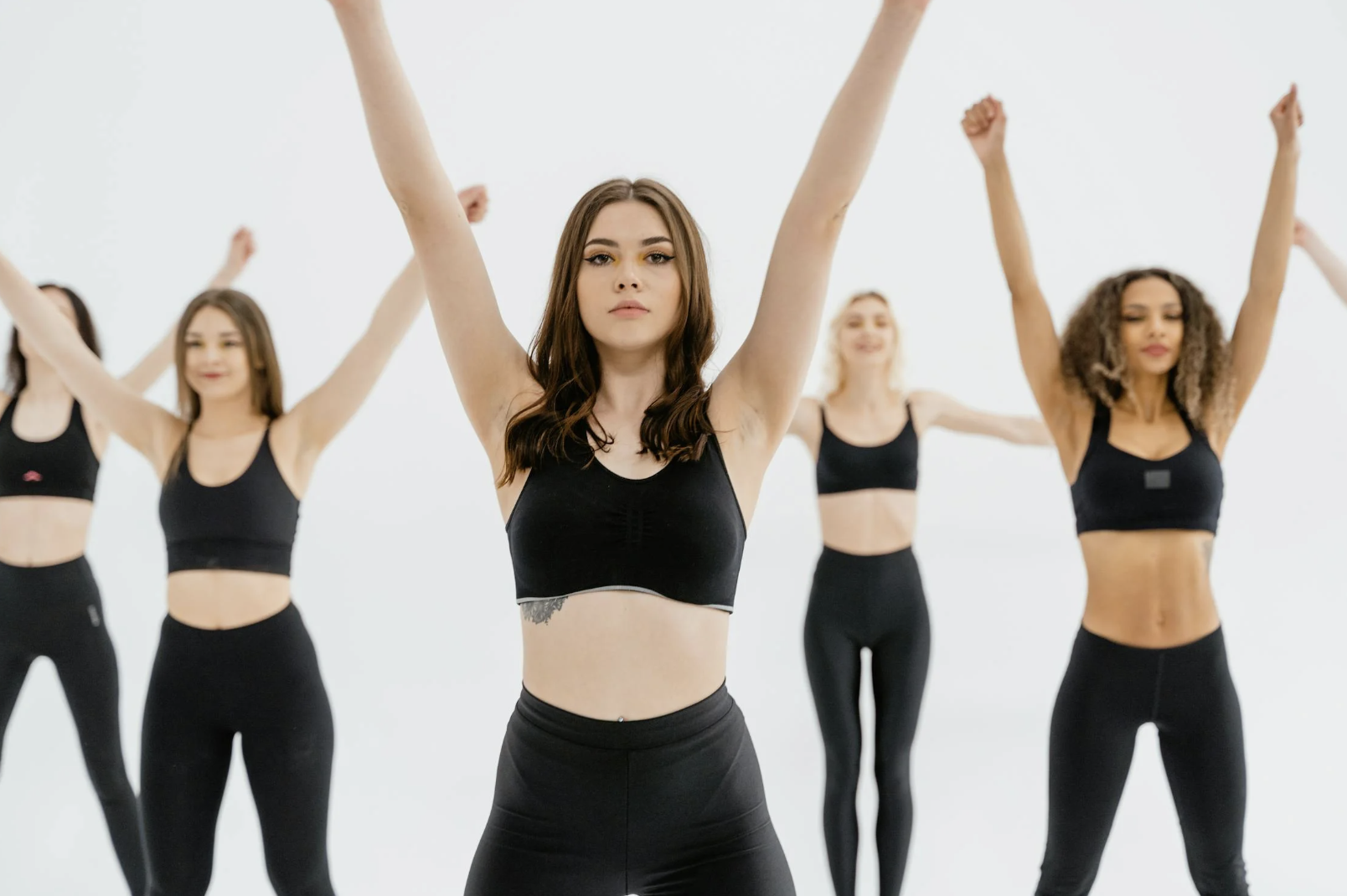Groupe de filles exécutant une chorégraphie lors d’un cours de danse EVJF à Bruxelles.