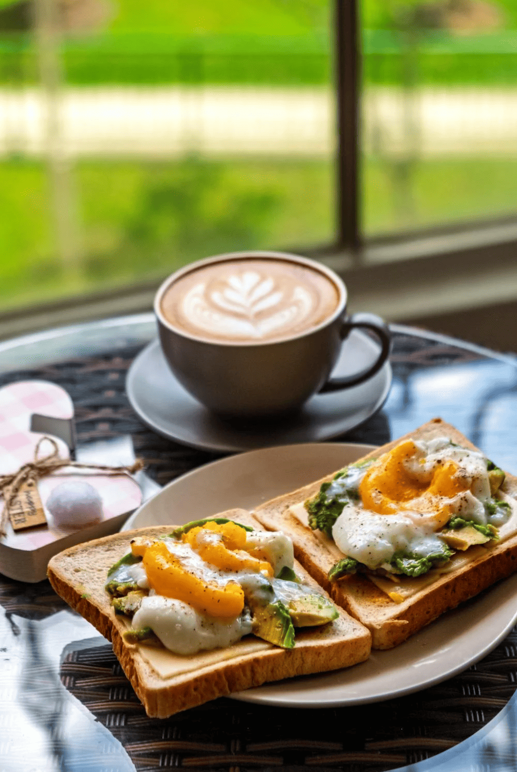 Table dressée avec un brunch gourmand et coloré, préparée pour un EVJF à Lyon.