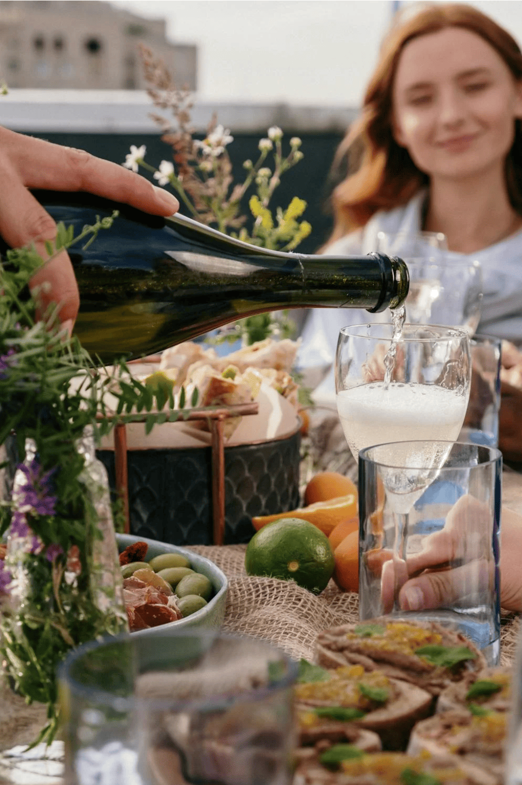 Table joliment dressée avec un brunch gourmand, prête pour un EVJF à Lyon.