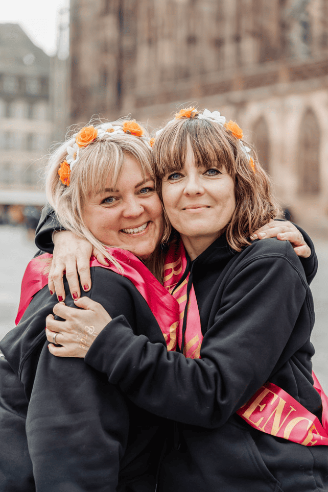 Amies en pleine création d’un clip vidéo pour un EVJF à Strasbourg – joie et complicité capturées en images.