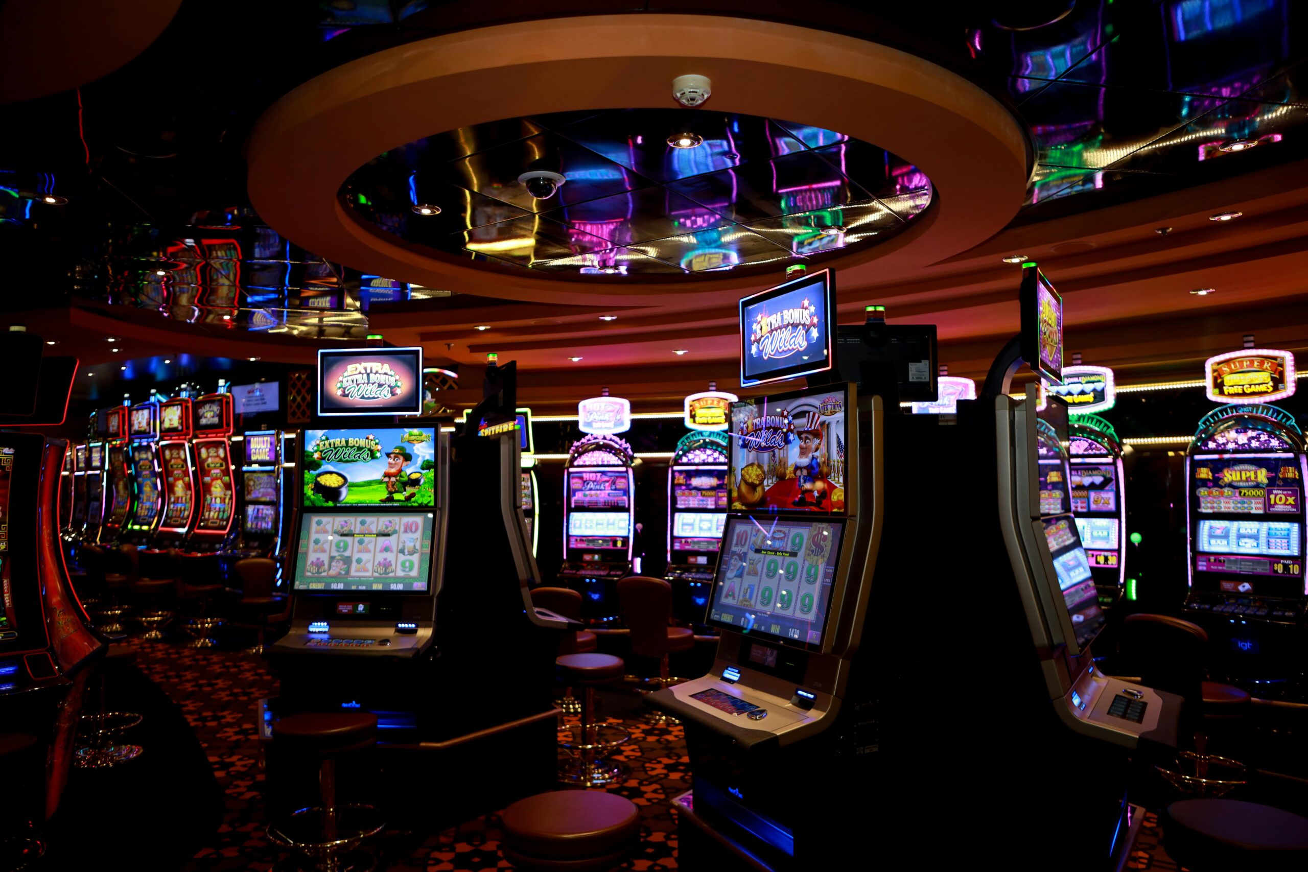 Un groupe de jeunes femmes élégamment habillées joue à des jeux de casino dans une ambiance festive à Deauville pour un enterrement de vie de jeune fille.