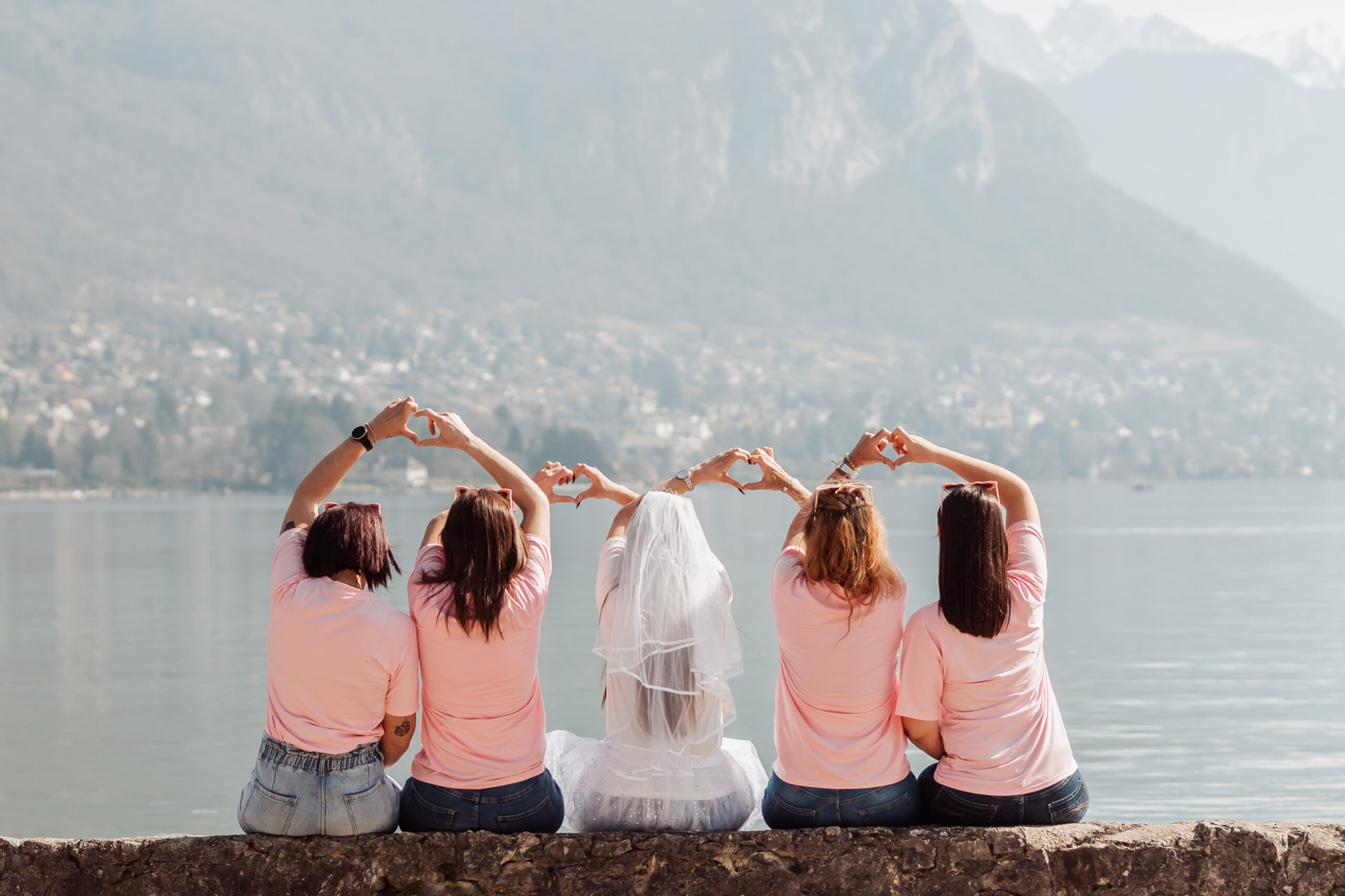 Groupe de filles en pleine chorégraphie pour un clip vidéo EVJF, ambiance festive et complice en extérieur.