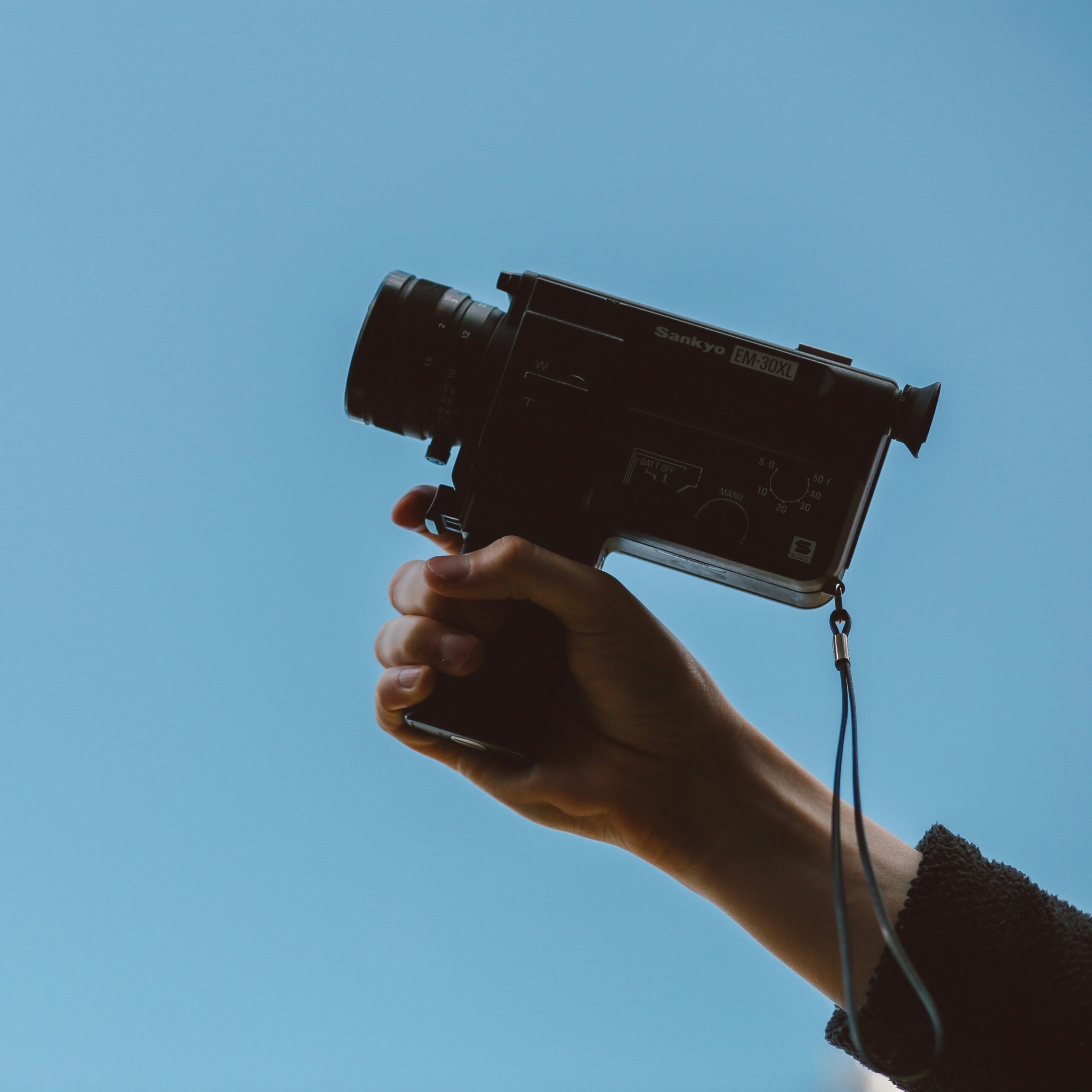 Caméra professionnelle utilisée pour filmer un clip vidéo EVJF à Arcachon, posée en extérieur sur un trépied face à l’océan.