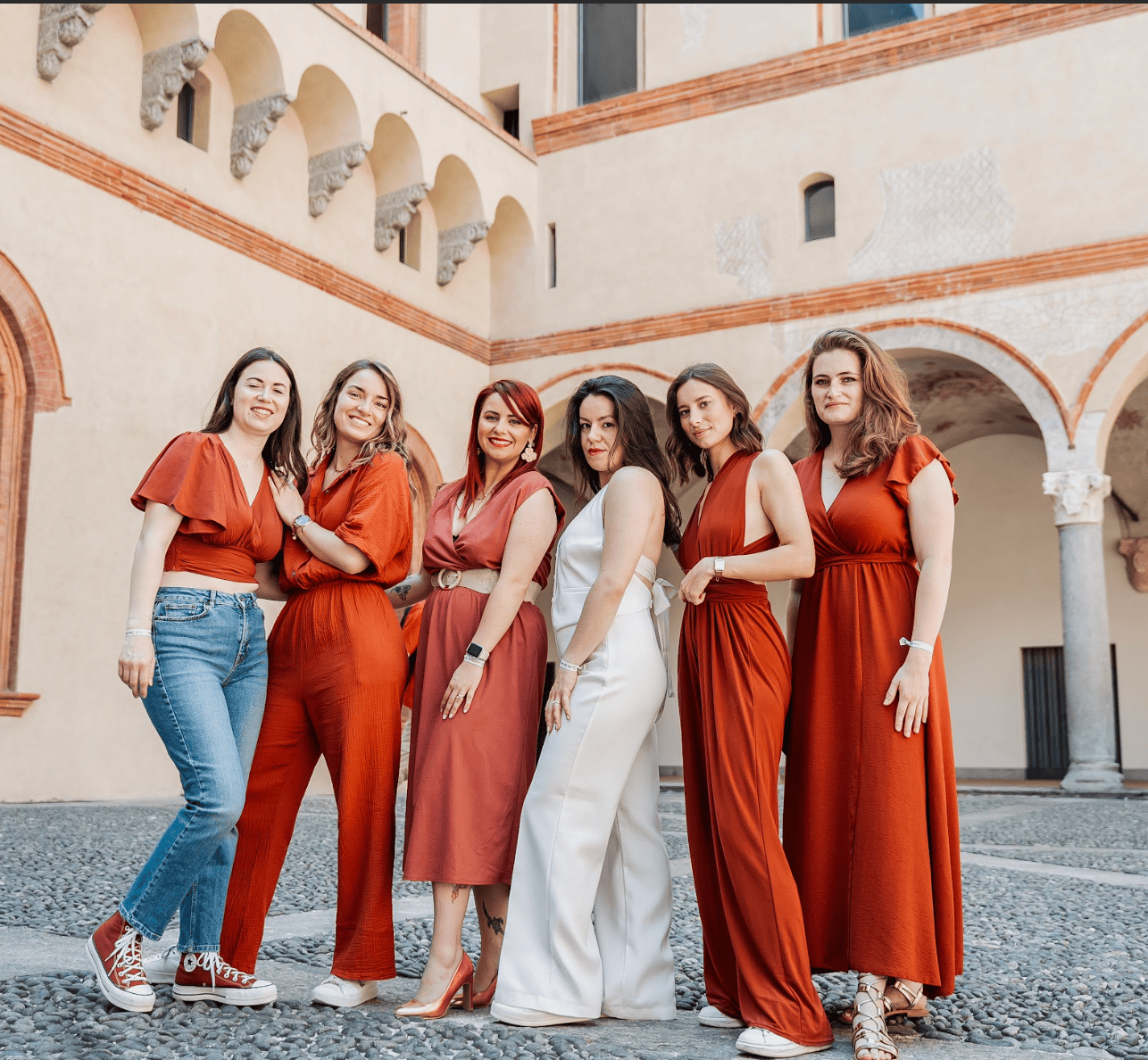 Des amies en tenues coordonnées tournent un clip vidéo en extérieur dans les rues de Bordeaux à l’occasion d’un enterrement de vie de jeune fille.