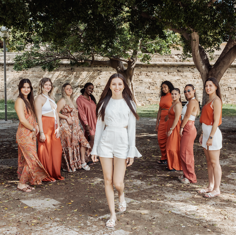 Un groupe de femmes tourne un clip vidéo en extérieur à Bordeaux pour célébrer un enterrement de vie de jeune fille.